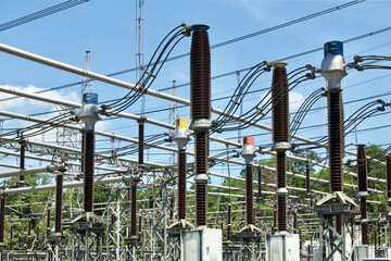 Umspannwerk mit Isolatoren, elektrischen Leitungen