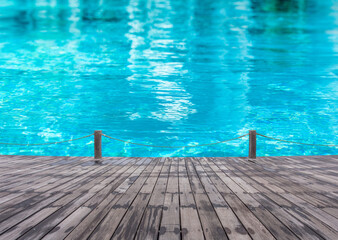 Plage de piscine en bois