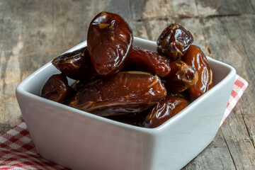 Dattes dans une coupelle de porcelaine