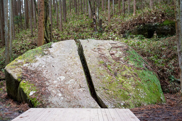柳生街道、奈良県奈良市柳生町、天石立神社、天乃石立神社、天の石立神社の境内、柳生戸岩谷の花崗岩の巨石一刀石。コミック、アニメ、鬼滅の刃聖地巡礼。 主人公竈門炭治郎が修行中に刀で真っ二つに切断した大岩に似た巨岩。