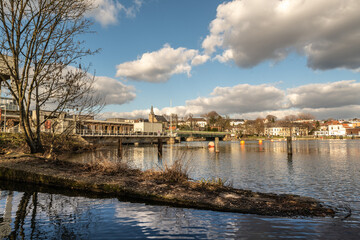 Naklejka premium Blick auf die Ruhrbrücke und die Altstadt Kettwig an der Ruhr