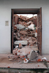 Drewniane otwarte drzwi w wyburzanym budynku