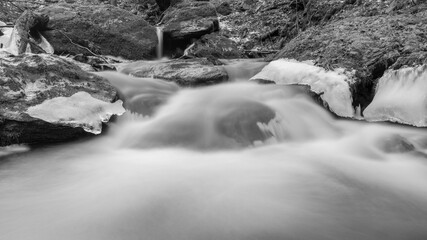 Vereister Bachlauf im Winter