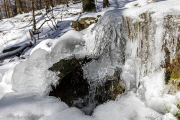 Vereister Bachlauf im Winter