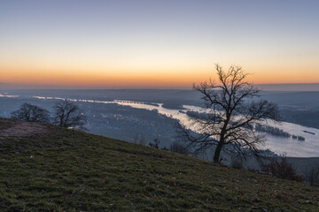 Blick über den Rhein im Sonnenaufgang