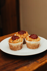 Dulce cupcake rico acaba de terminar de cocinar en una placa blanca con dulce de guayaba