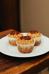 Dulce cupcake rico acaba de terminar de cocinar en una placa blanca con dulce de guayaba