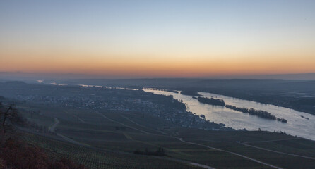 Blick über den Rhein im Sonnenaufgang