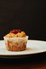 Dulce cupcake rico acaba de terminar de cocinar en una placa blanca con dulce de guayaba