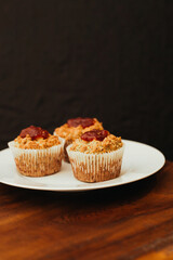 Dulce cupcake rico acaba de terminar de cocinar en una placa blanca con dulce de guayaba