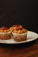 Dulce cupcake rico acaba de terminar de cocinar en una placa blanca con dulce de guayaba