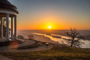 Pavillion im Sonnenaufgang am Rhein