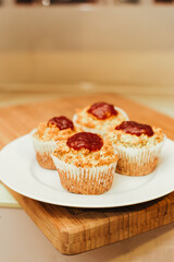 Dulce cupcake rico acaba de terminar de cocinar en una placa blanca con dulce de guayaba