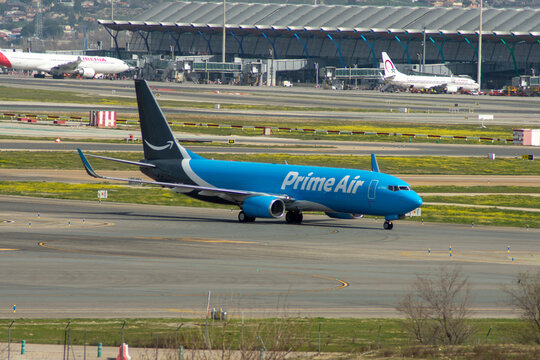 Avión De Carga Boeing 737 De Amazón Prime Air En El Aeropuerto De Madrid