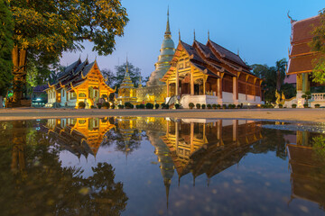Fototapeta na wymiar Phra Sing temple,landmark for tourist at Chiang Mai,Thailand.Most favorite landmark for travel Phra Sing temple at night scene.