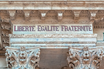 Détail d’une façade d’hôtel de ville avec la devise de la République Française, liberté, égalité, fraternité 