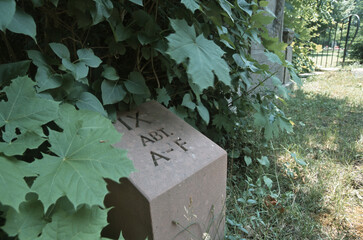 Informationsstein auf dem Hauptfriedhof Worms