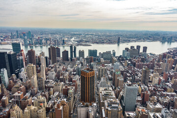 Obraz premium Aerial view of New York City Manhattan with skyscrapers and streets.