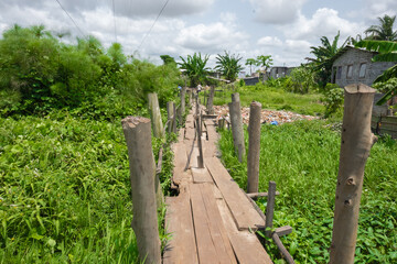 Pont artisanal à Ngoyo-La-Plaine