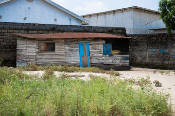 Fototapeta na wymiar Maison en bois à Ngoyo-La-Plaine.