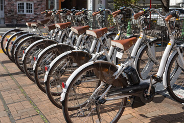 Obraz premium 並ぶレンタル自転車
