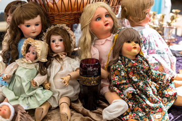 Plusieurs vieilles poupées sur un étalage d'un marché