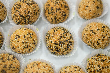 Sesame seed balls. Desserts made from glutinous rice flour mixed with sweet potatoes, stuffed with green beans with sesame seeds coated with sesame.