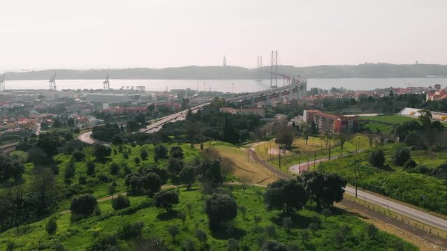 Drone shot subida Ponte 25 de Abril Alvito