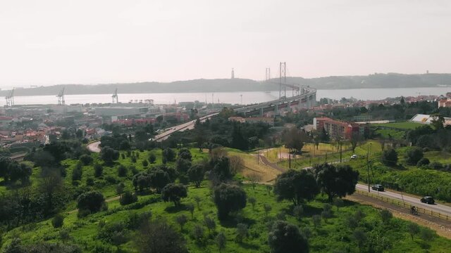 Drone Shot Subida Lisboa Ponte 25 de Abril Panor&acirc;mico Slow Motion