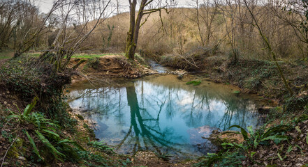 Fototapeta na wymiar Chasteaux (Corrèze, France) - Les eaux bleues de la résurgence de la Sorpt sur le causse corrèzien