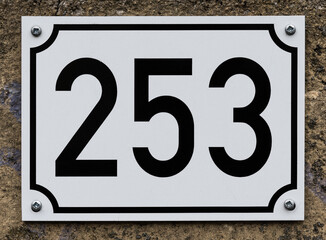 Zweihundertdreiundf&uuml;nfzig