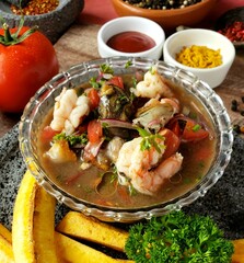 Ceviche de camarón fresco con verdes fritos es lo máximo en comida del mar.