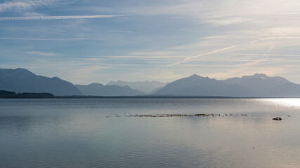 Chiemsee im  Frühling mit Kiesinsel und Bergen im Hintergrund