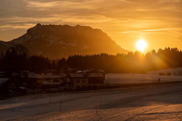 Wilder Kaiser im Sonnenuntergang  im Winter von Reit im Winkl aus gesehen