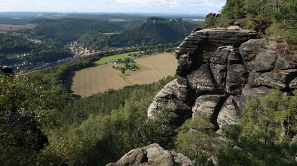 Sächsische Schweiz Wanderung im Wald und durch Felsenlandschaft