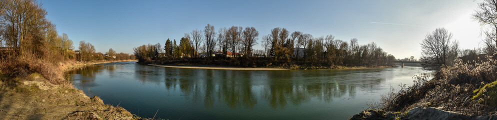 Inn Stufe in M&uuml;hldorf mit B&auml;umen, Spiegelung , blauem Himmel