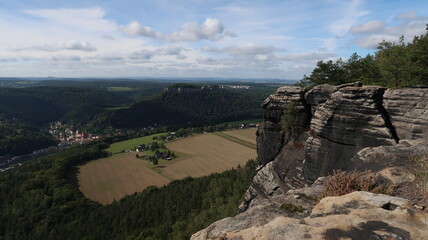 Fototapeta na wymiar Sächsische Schweiz Wanderung im Wald und durch Felsenlandschaft