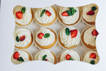 Obraz premium Cupcakes with strawberries and blueberries. Selective focus.