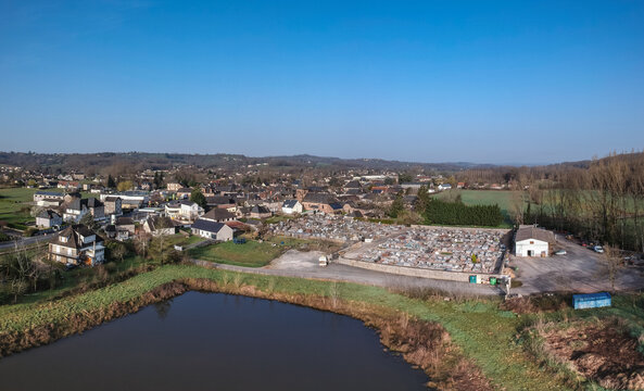 Varetz (Corr&egrave;ze, France) - Vue a&eacute;rienne panoramique du village et de son &eacute;tang