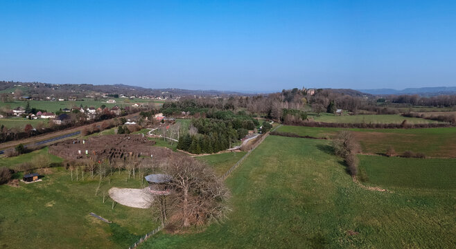 Varetz (Corr&egrave;ze, France) - Vue a&eacute;rienne de la vall&eacute;e de la V&eacute;z&egrave;re, du ch&acirc;teau de Castel Novel et des jardins retra&ccedil;ant la vie de l'&eacute;crivaine Colette