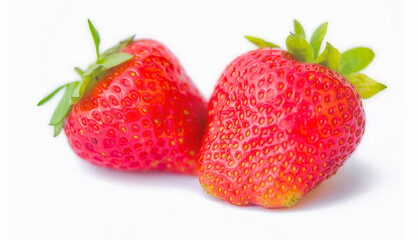 zwei frische erdbeeren auf weißem hintergrund