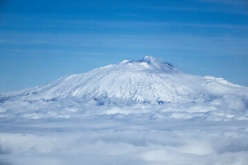 Fototapeta na wymiar Etna inverno coperta di neve vista aerea