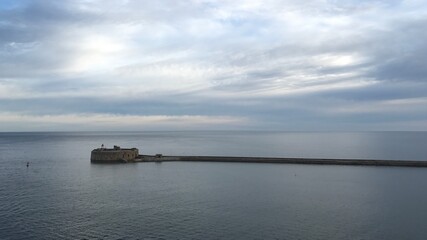 Cherbourg - Octeville mit 
Fort de l'Ile Pel&eacute;e, Tourlaville Est in der Normandie Frankreich - Einfahrt in den Hafen mit dem Kreuzfahrtschiff 