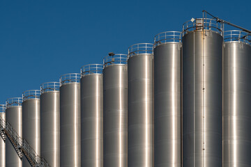 Des silos métalliques