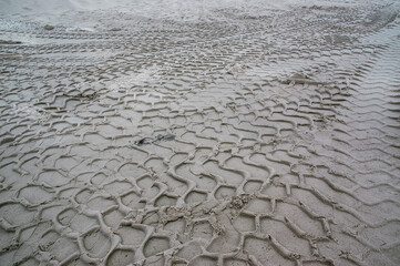 Ślady opon na piasku