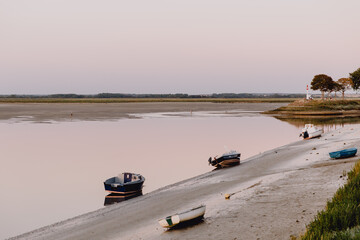 Ciel rose et mar&eacute;e basse