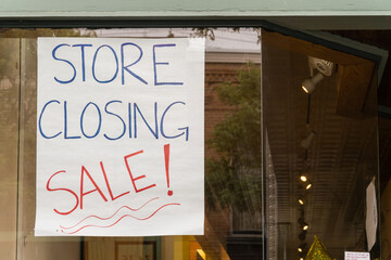 Close-up of store closing sign at a business that failed during the era of Covid-19.
