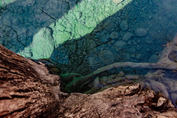 Fondo de río con agua azul cristalina