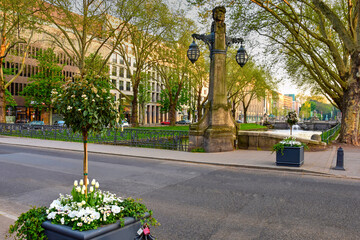 Naklejka premium Royal alley with flowers, the lamppost and the bridge