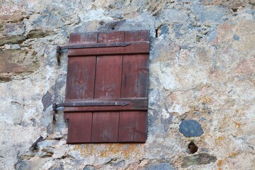 Holzfenster im alten Gemäuer